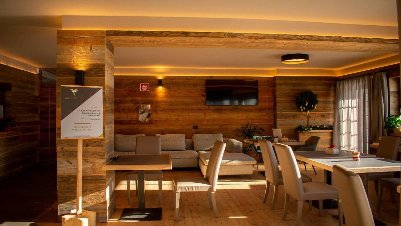 Hotel Leonard Nova Ponente Kültér fotó
