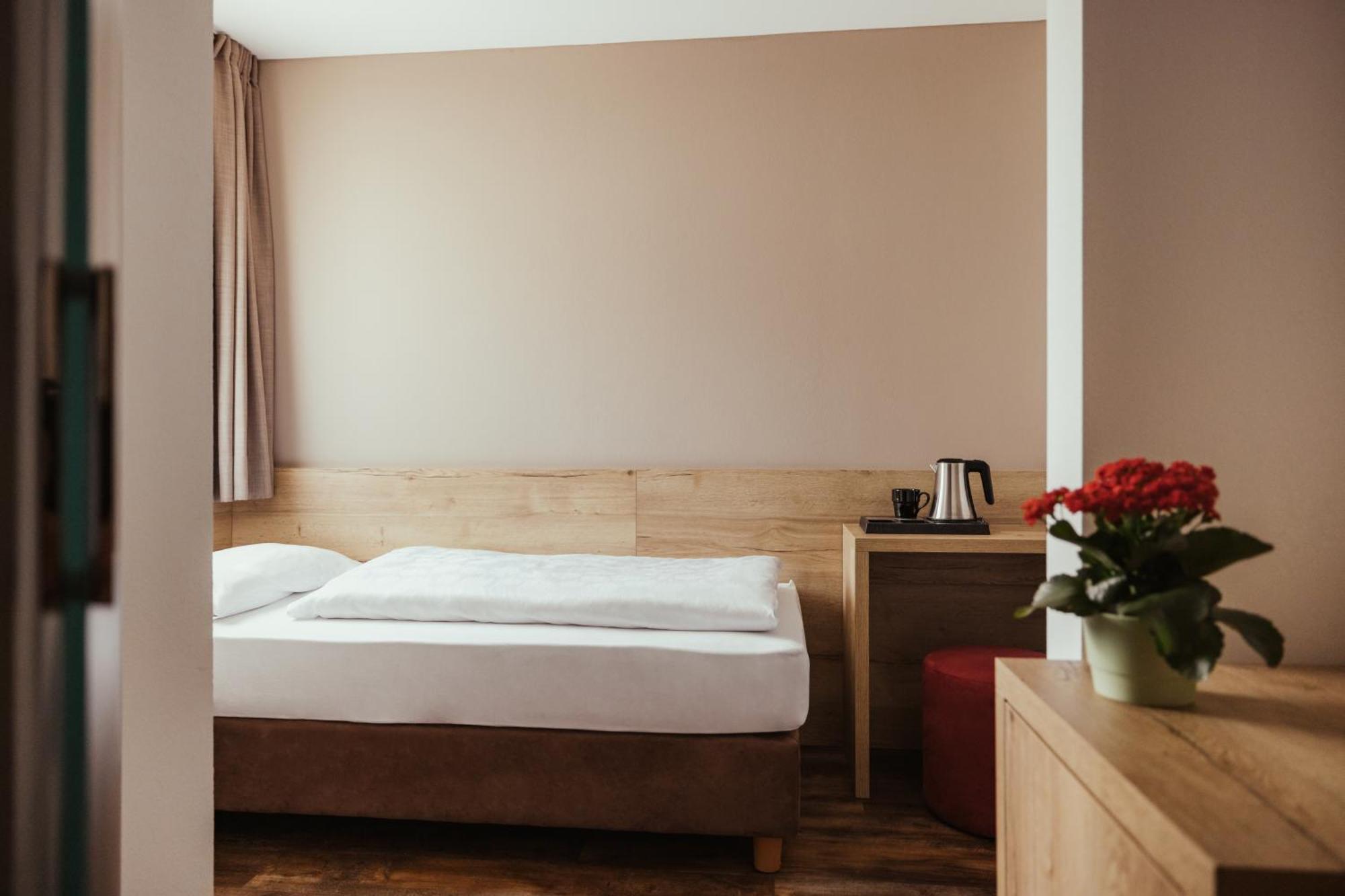 Hotel Leonard Nova Ponente Kültér fotó