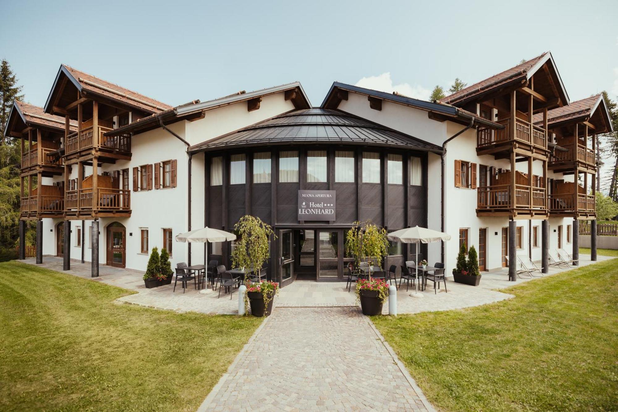 Hotel Leonard Nova Ponente Kültér fotó
