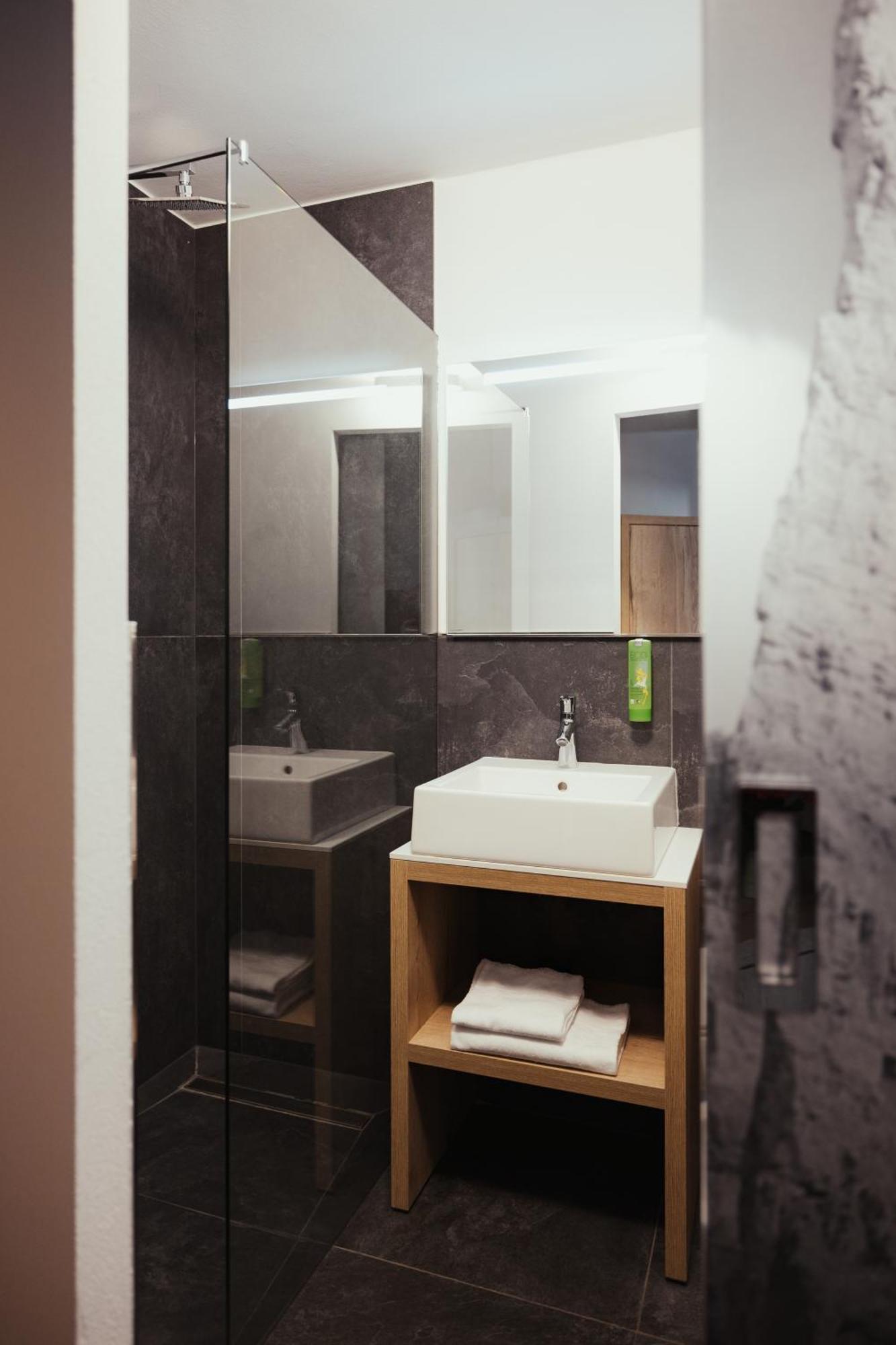 Hotel Leonard Nova Ponente Kültér fotó