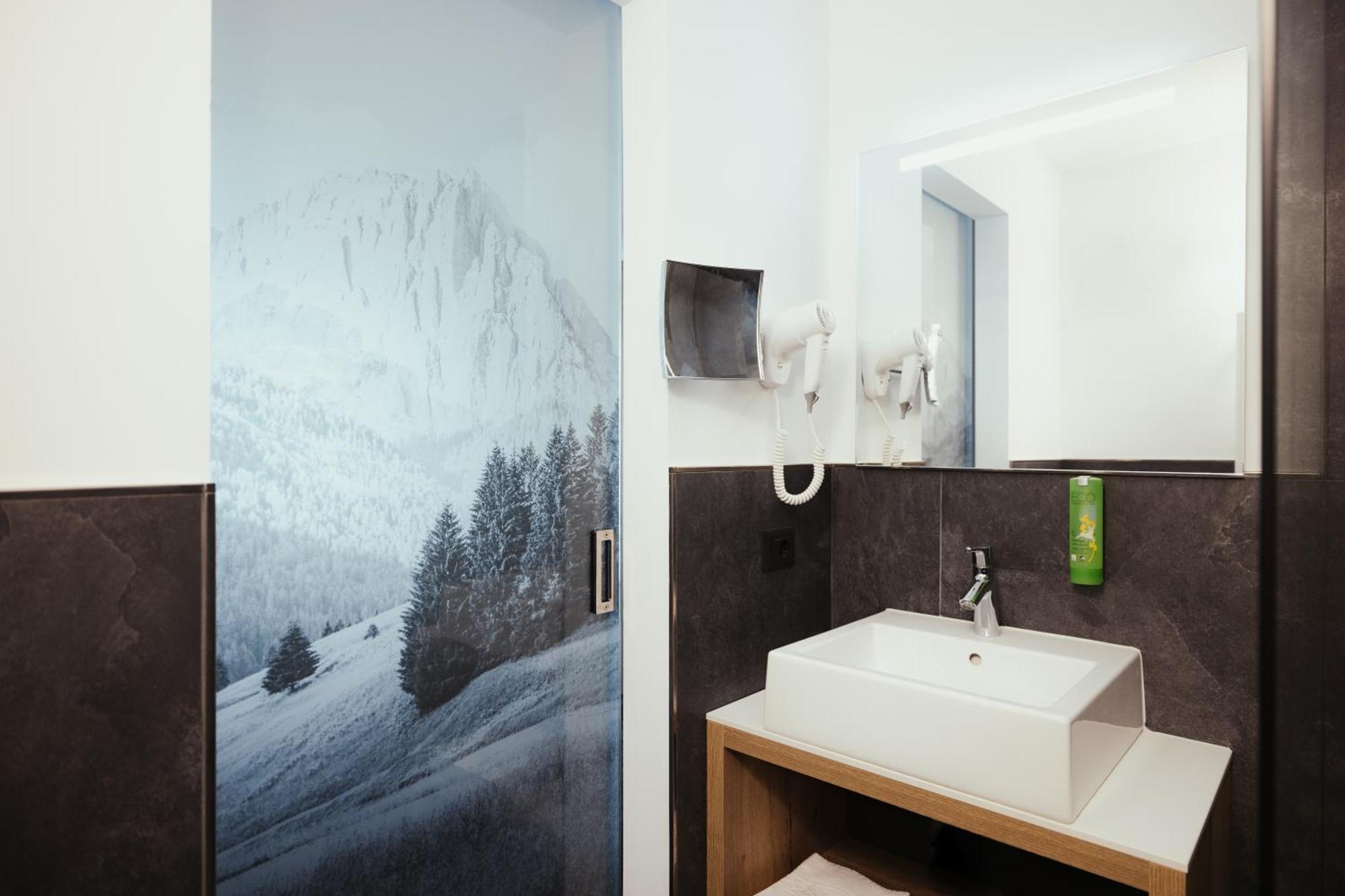 Hotel Leonard Nova Ponente Kültér fotó