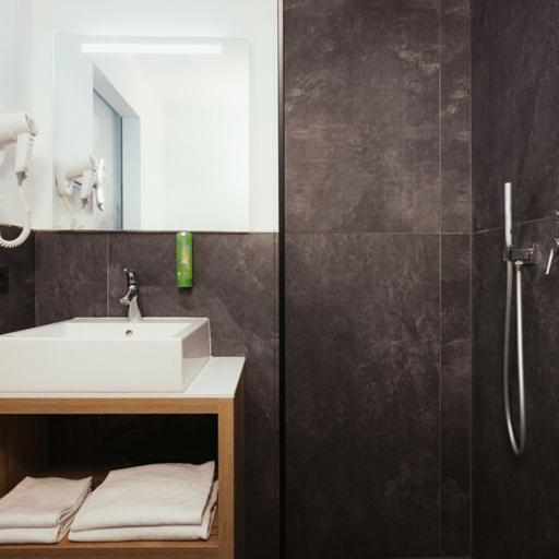 Hotel Leonard Nova Ponente Kültér fotó