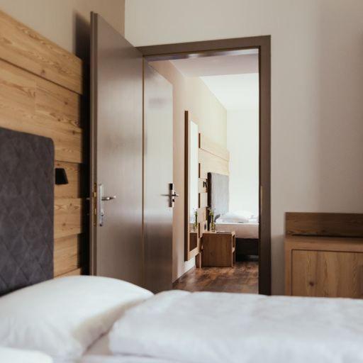 Hotel Leonard Nova Ponente Kültér fotó