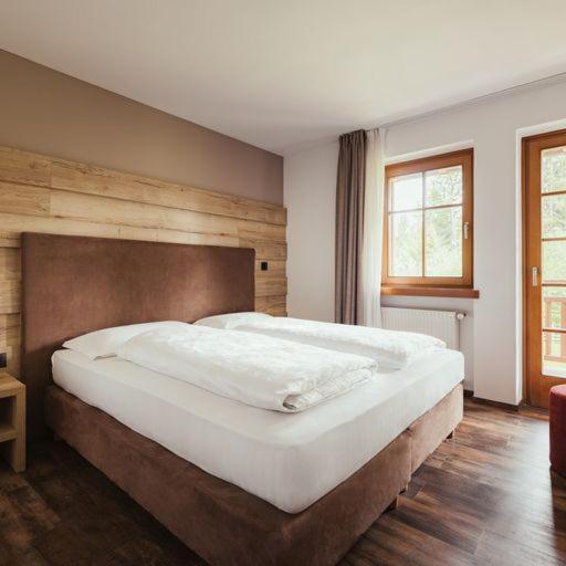 Hotel Leonard Nova Ponente Kültér fotó