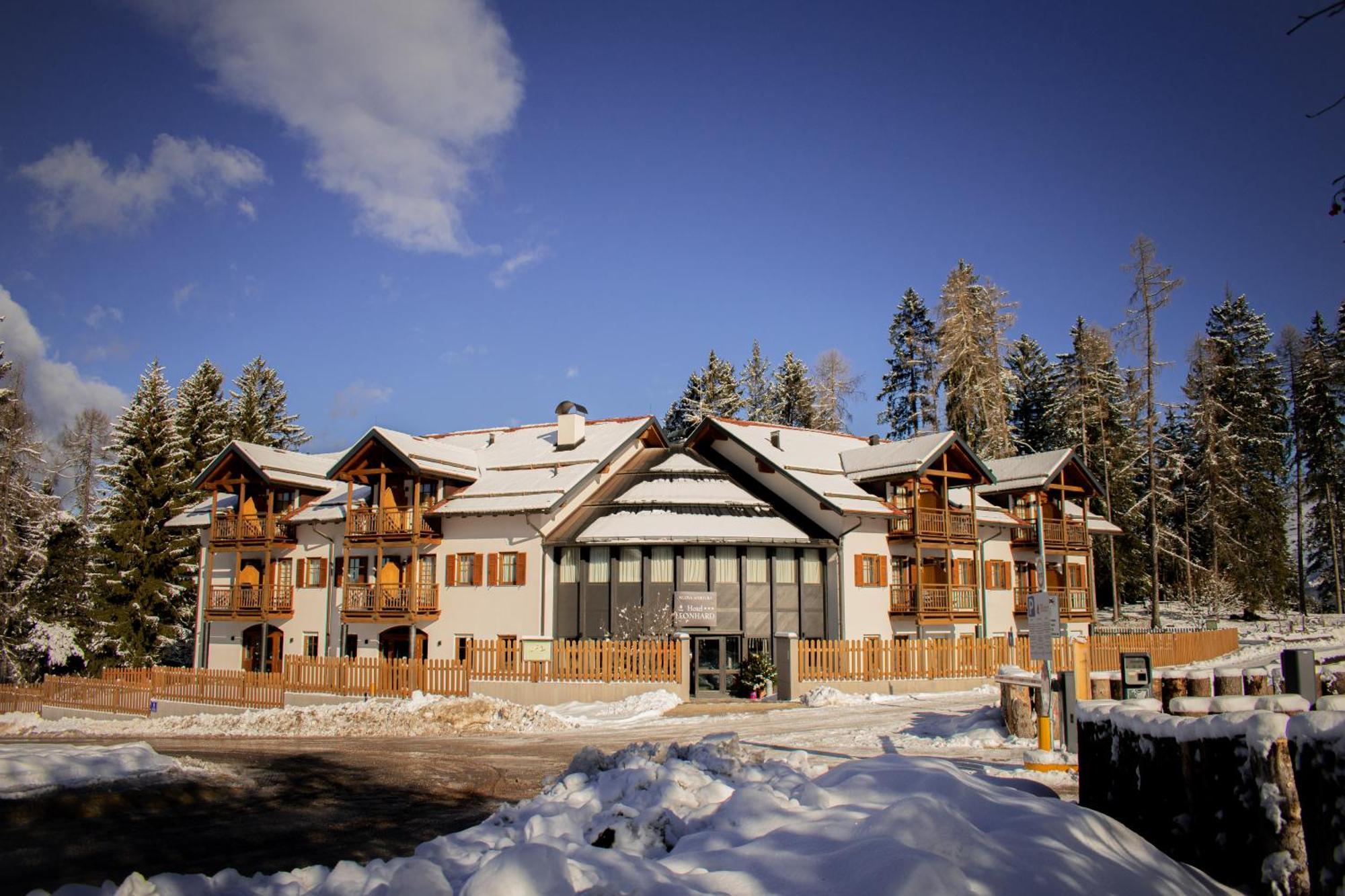 Hotel Leonard Nova Ponente Kültér fotó
